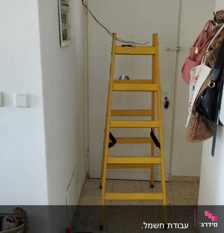 סולם צהוב, תיק כלים, חוטי חשמל, כלי עבודה